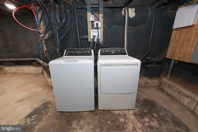 1357 E Sedgley Ave, Philadelphia, PA 19134 - laundry area with washing machine and clothes dryer