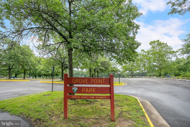 6001 Kroy Ct, Springfield, VA 22150 - community / neighborhood sign featuring uncovered parking