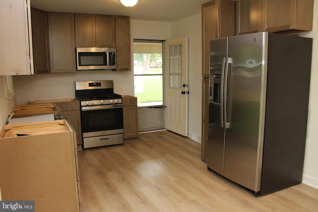 803 Grafton St, Fredericksburg, VA 22405 - kitchen featuring stainless steel appliances, light wood-style flooring, and light countertops