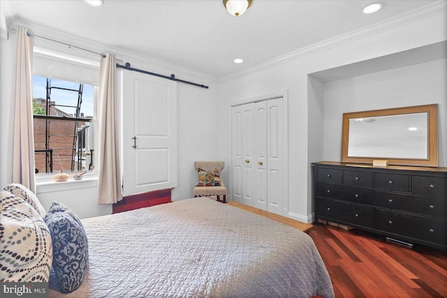 1832 Calvert St NW Unit 3, Washington, DC 20009 - bedroom featuring dark wood-type flooring, a closet, crown molding, a barn door, and recessed lighting