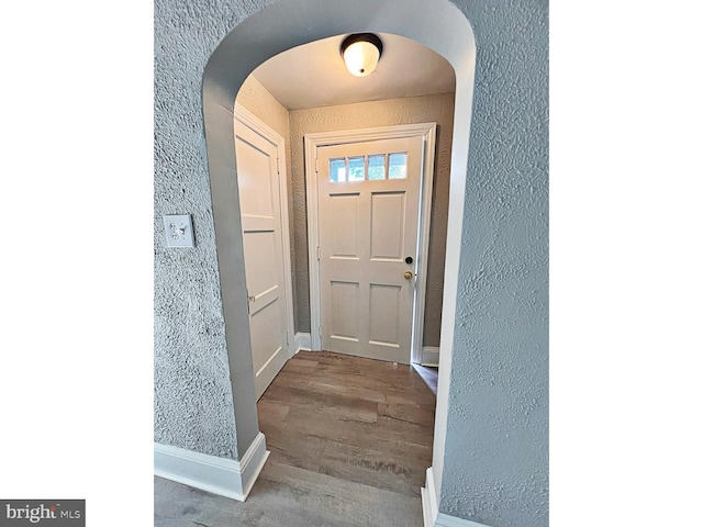 1045 S Bradford St, Dover, DE 19904 - entrance foyer with arched walkways, a textured wall, and wood finished floors