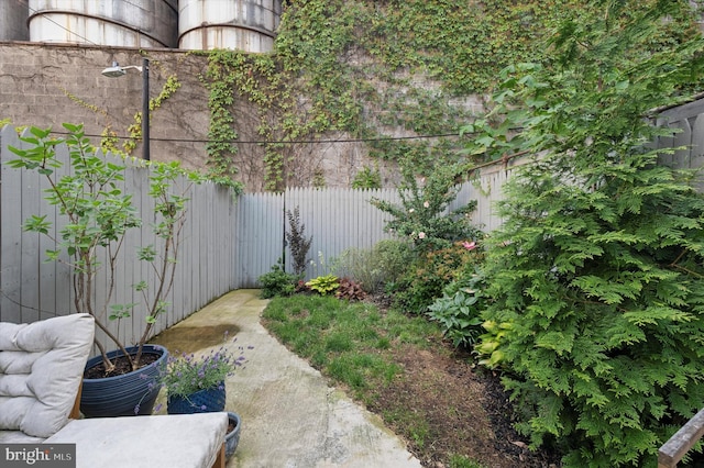 2174 E Oakdale St, Philadelphia, PA 19125 - view of yard