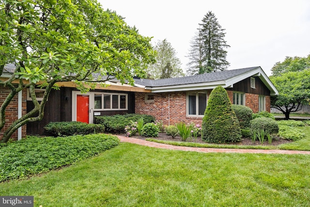 320 S Main St, Quakertown, PA 18951 - ranch-style house featuring a front yard and brick siding