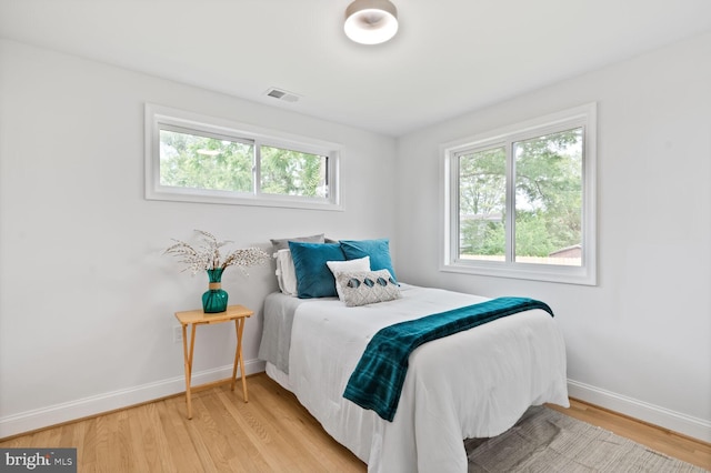 418 Belton Ct, Silver Spring, MD 20901 - bedroom featuring baseboards and light wood-style floors