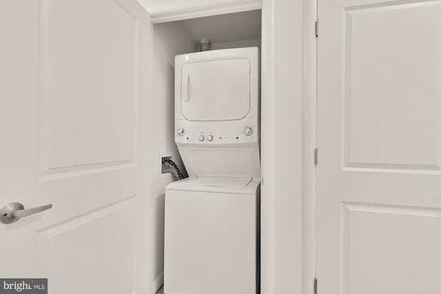 1021 N Garfield St Unit B37, Arlington, VA 22201 - laundry area featuring stacked washing machine and dryer