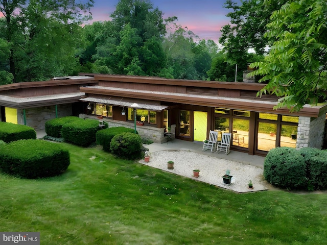 927 Thompson Ave, Jonestown, PA 17038 - surrounding community with a lawn and a patio area