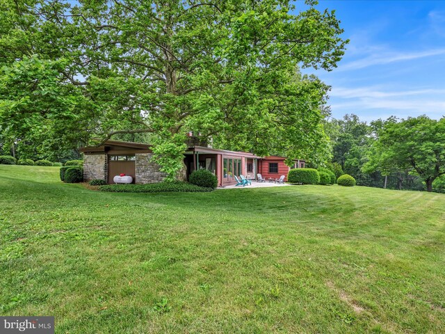927 Thompson Ave, Jonestown, PA 17038 - view of green lawn featuring a patio area