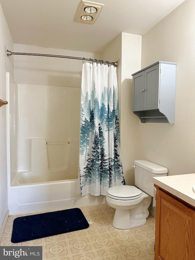 584 Meadow Ln, Pennsburg, PA 18073 - bathroom featuring vanity, toilet, and shower / bath combo