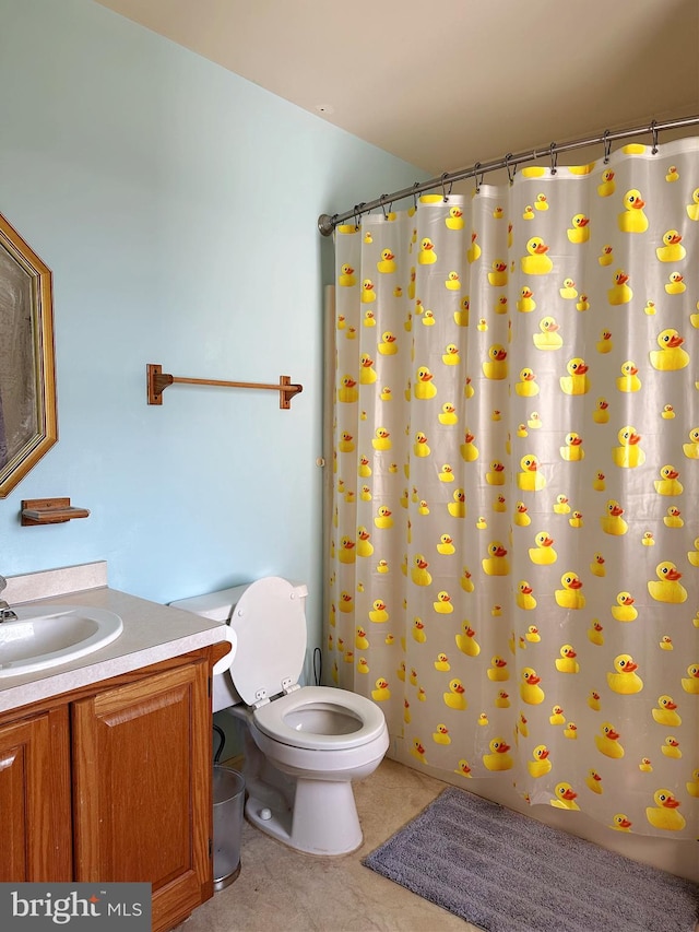 584 Meadow Ln, Pennsburg, PA 18073 - full bathroom with toilet, vanity, and curtained shower