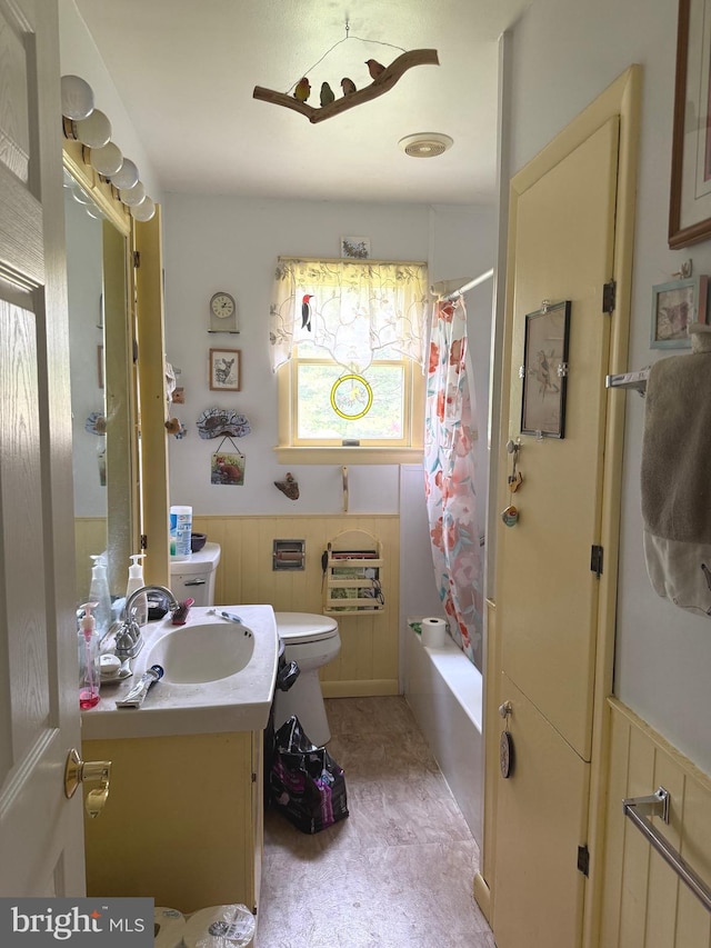 32 Meadow Ln, Gettysburg, PA 17325 - full bath with vanity, wainscoting, and shower / tub combo