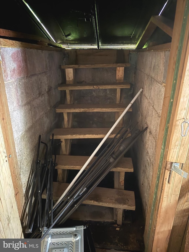 32 Meadow Ln, Gettysburg, PA 17325 - stairway with concrete block wall