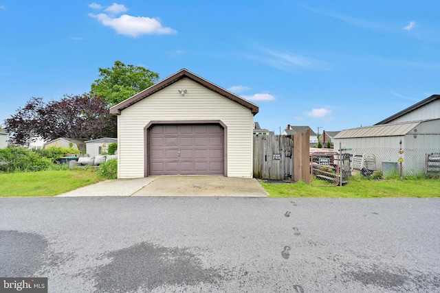 149 N Railroad Ave, Frackville, PA 17931 - detached garage featuring driveway