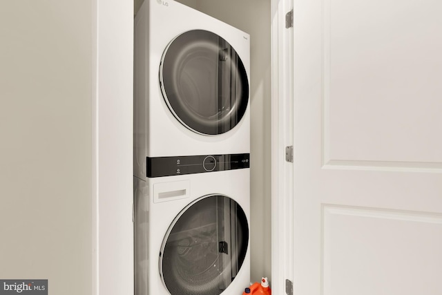 2521 River Terrace Rd, Hyattsville, MD 20782 - laundry area featuring stacked washer and clothes dryer