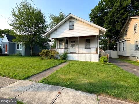 260 Weber Ave, Ewing, NJ 08638 - view of front facade with covered porch and a front yard