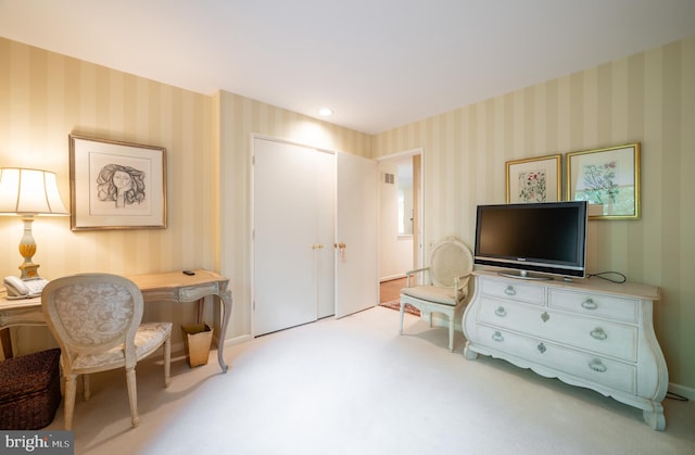 6501 Menlo Rd, Mclean, VA 22101 - living area with carpet and wallpapered walls