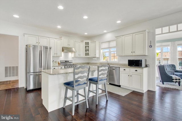 3 Rycroft Rd, Mechanicsburg, PA 17050 - kitchen with stainless steel appliances, under cabinet range hood, a kitchen island, decorative backsplash, and recessed lighting