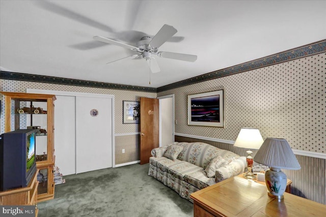 2110 Buckman Ave, Reading, PA 19610 - carpeted living area with wallpapered walls and ceiling fan