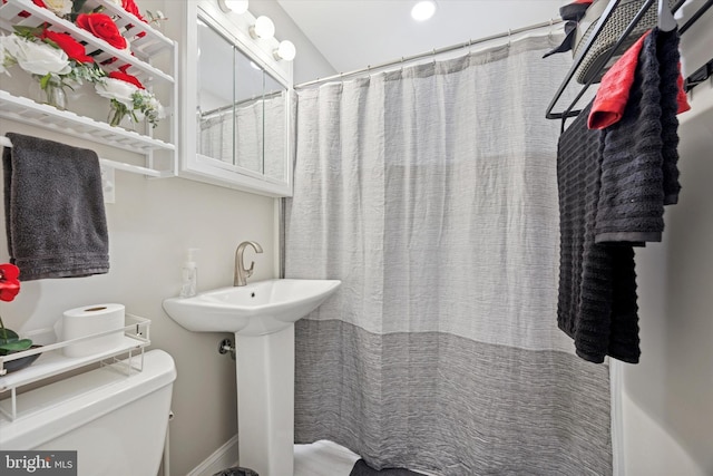 1225 Madison Ave, Prospect Park, PA 19076 - full bathroom featuring toilet, curtained shower, recessed lighting, and baseboards