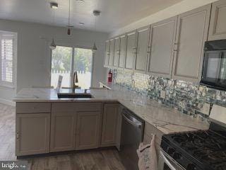 114 Mohican Ln, Tuckerton, NJ 08087 - kitchen with appliances with stainless steel finishes, a sink, plenty of natural light, and a peninsula