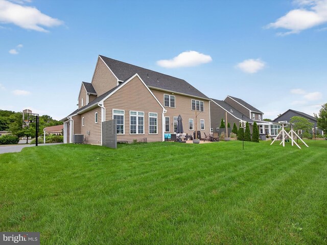 548 E Delp Rd, Lancaster, PA 17601 - rear view of property featuring a lawn and a patio