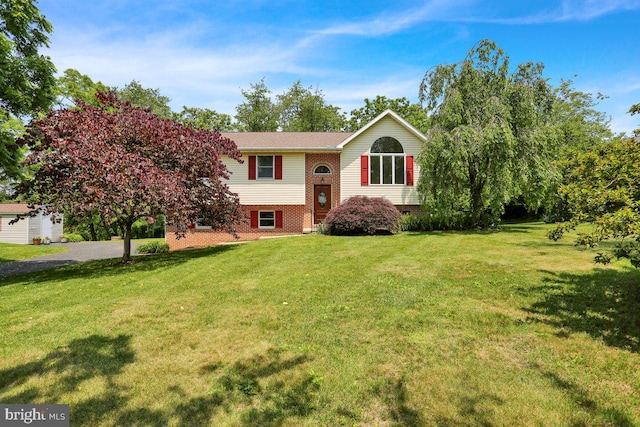 129 Deck Rd, Womelsdorf, PA 19567 - split foyer home featuring a front yard and brick siding