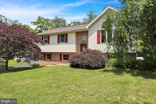 129 Deck Rd, Womelsdorf, PA 19567 - raised ranch with a front yard and brick siding