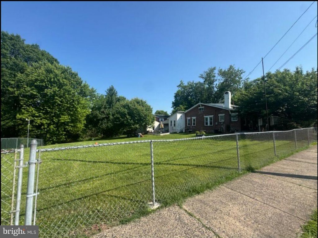 112 E Vine St, Pottstown, PA 19464 - view of yard