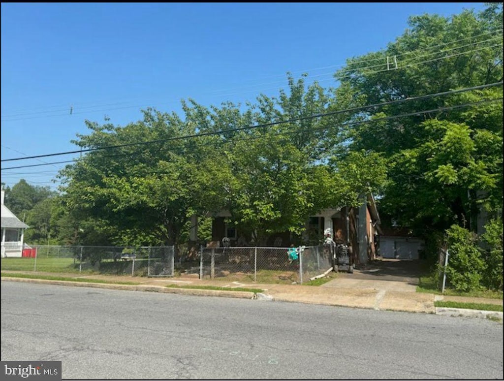 112 E Vine St, Pottstown, PA 19464 - view of obstructed view of property