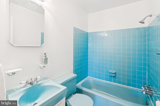 9523 Greencastle Ln, Lorton, VA 22079 - bathroom featuring shower / washtub combination, toilet, and vanity