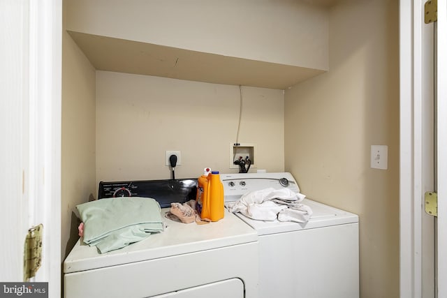 2421 E Madison St E, Baltimore, MD 21205 - laundry room featuring washer and clothes dryer