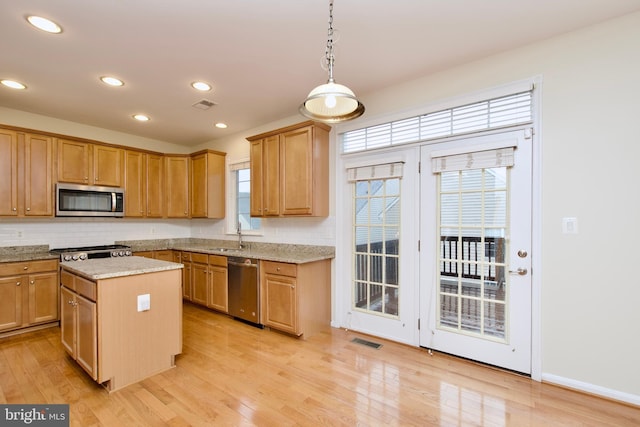 9573 5th Pl, Lorton, VA 22079 - kitchen featuring stainless steel appliances, decorative backsplash, light wood-style flooring, recessed lighting, and a kitchen island