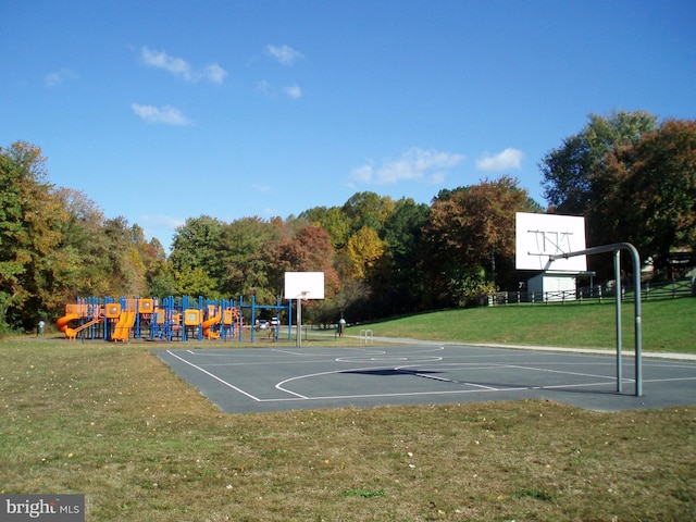 10447 Carriagepark Ct, Fairfax, VA 22032 - view of sport court with community basketball court and a lawn