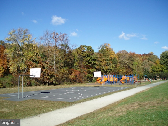 10447 Carriagepark Ct, Fairfax, VA 22032 - view of sport court featuring community basketball court