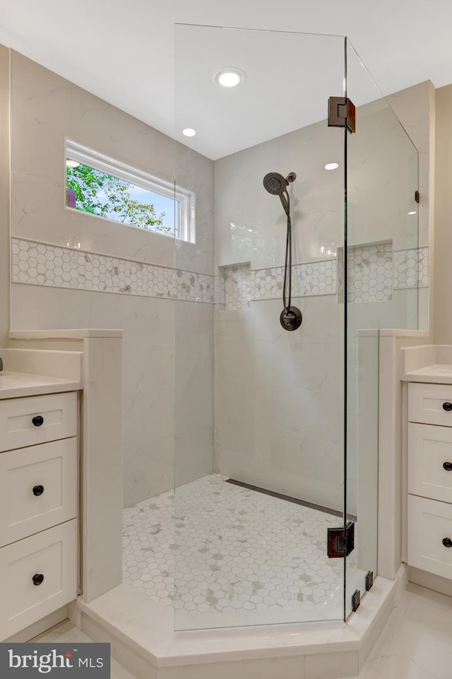 427 W St NW, Vienna, VA 22180 - full bath with walk in shower and recessed lighting
