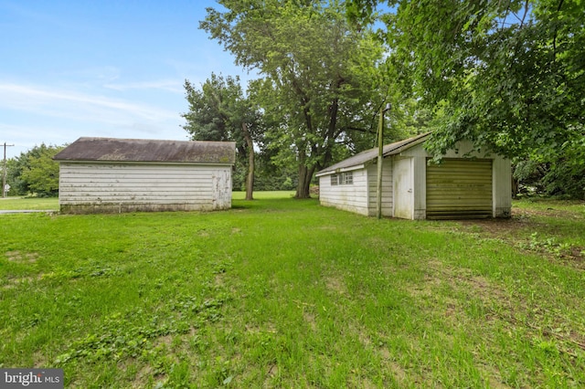 934 Fieldsboro Rd, Townsend, DE 19734 - view of grassy yard featuring an outdoor structure and a garage