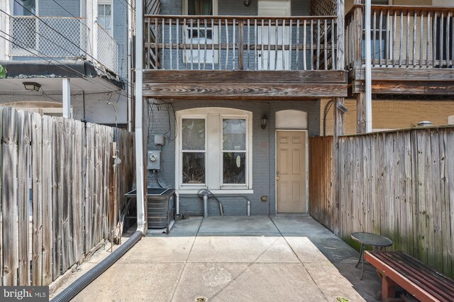424 N Luzerne Ave N, Baltimore, MD 21224 - fenced backyard with a balcony