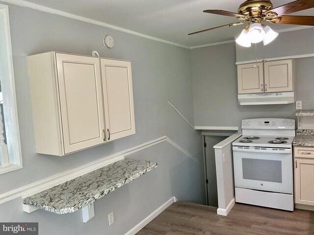 647 Elm St, Aberdeen, MD 21001 - kitchen featuring electric range, under cabinet range hood, a ceiling fan, wood finished floors, and crown molding