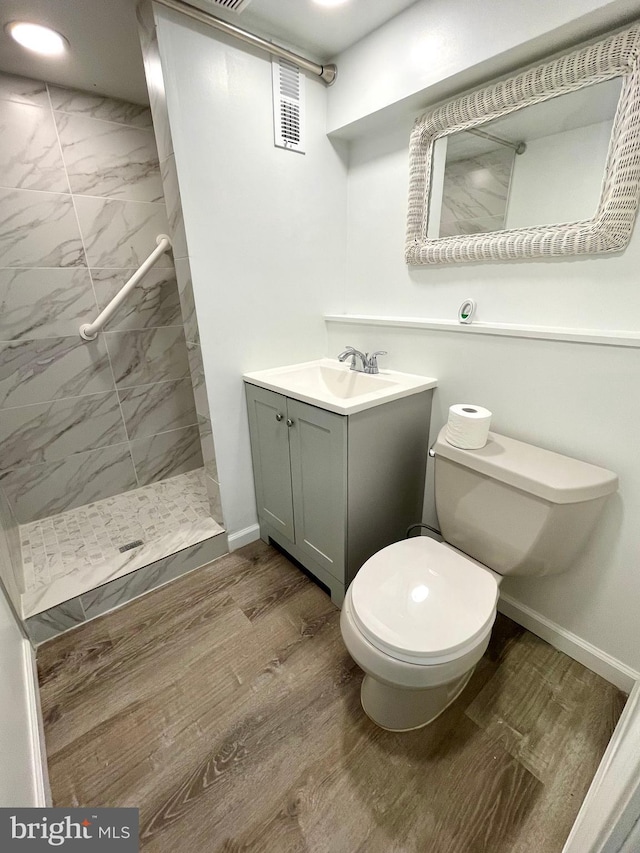 647 Elm St, Aberdeen, MD 21001 - bathroom with tiled shower, vanity, and wood finished floors