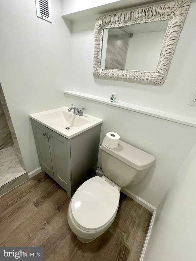 647 Elm St, Aberdeen, MD 21001 - full bath featuring wood finished floors, vanity, and a tile shower