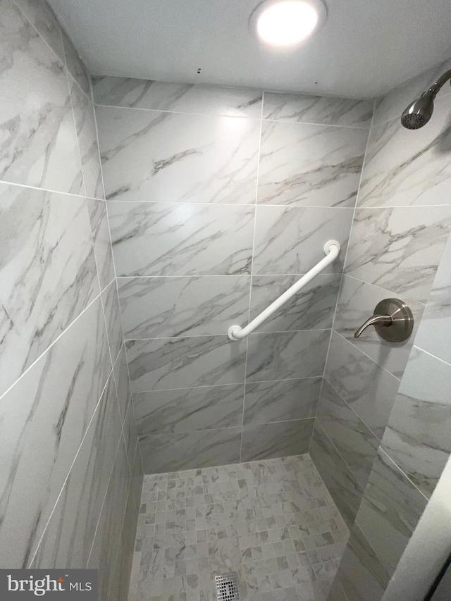 647 Elm St, Aberdeen, MD 21001 - bathroom with a tile shower