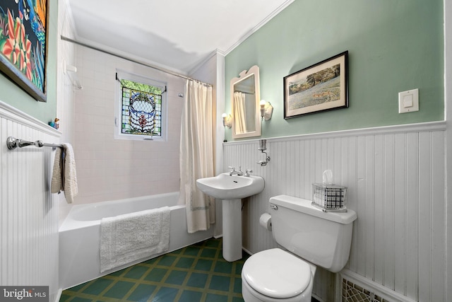 1033 Lenape Rd, West Chester, PA 19382 - full bathroom featuring toilet, shower / bathtub combination with curtain, wainscoting, tile patterned floors, and a sink