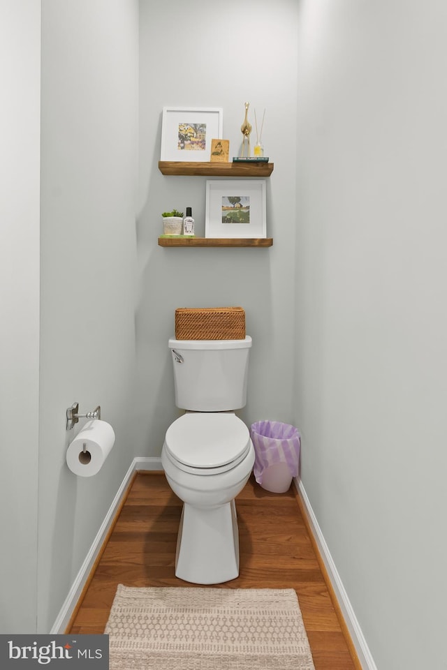 527 Jacobsen Dr, Newark, DE 19702 - bathroom featuring wood finished floors, toilet, and baseboards