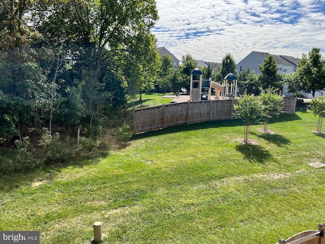 22864 Chestnut Oak Ter, Sterling, VA 20166 - view of yard featuring a residential view