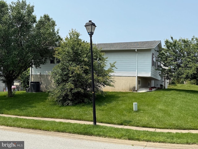 2 Renai Ct, Newark, DE 19702 - view of side of home featuring a lawn and cooling unit