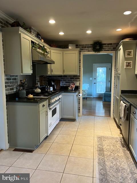 232 N Shore Ct, Seaford, DE 19973 - kitchen featuring gas stove, dark countertops, decorative backsplash, and recessed lighting