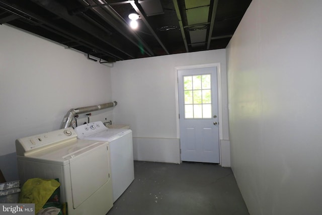 7009 Wood Thrush Dr, Lanham, MD 20706 - laundry room featuring washing machine and clothes dryer