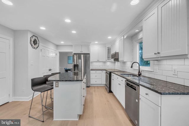 1606 Montmorency Dr, Vienna, VA 22182 - kitchen featuring stainless steel appliances, a sink, light wood-type flooring, a center island, and recessed lighting