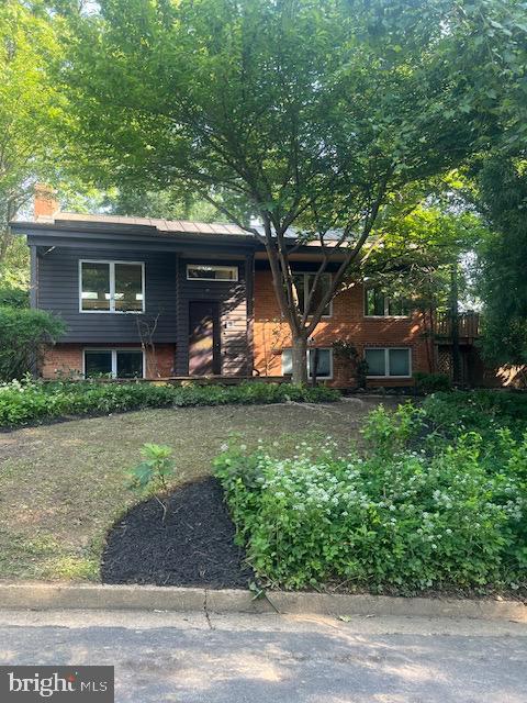 4834 8th St S, Arlington, VA 22204 - split foyer home featuring a chimney and brick siding