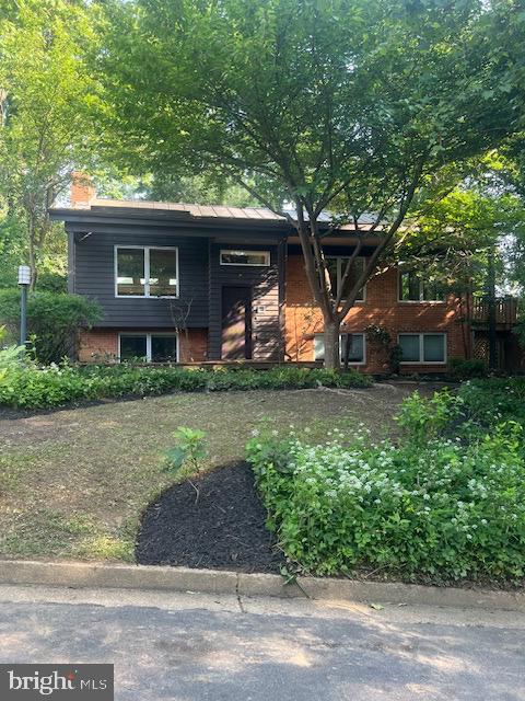 4834 8th St S, Arlington, VA 22204 - split foyer home featuring a chimney and brick siding