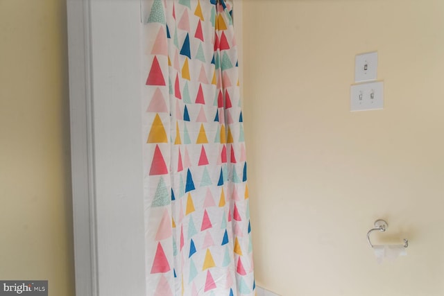 11801 Glen Mill Rd, Potomac, MD 20854 - full bath featuring curtained shower